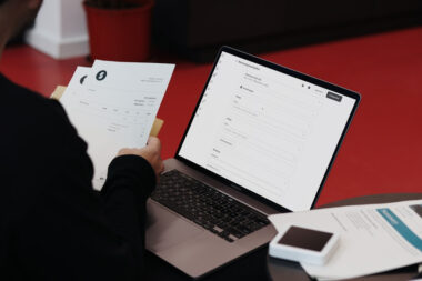 Dlaczego Twoja firma potrzebuje prostego portalu do akceptacji kosztów i pobierania faktur sprzedażowych