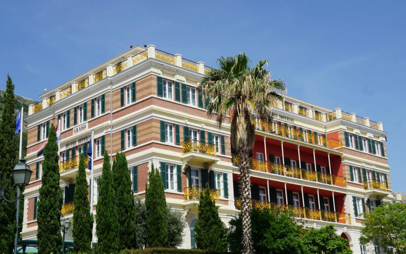 Jak działa system HMS w dużych hotelach?