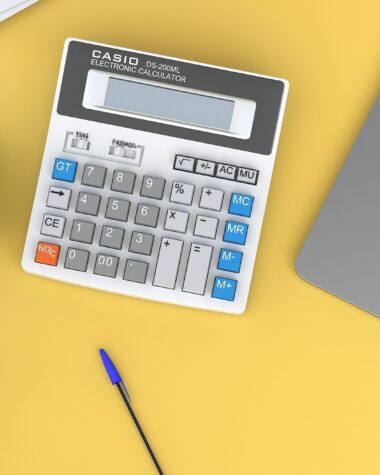 Leasing czy zakup sprzętu do firmy — co bardziej opłaca się podatkowo?