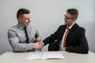 Umowa zlecenie a umowa o dzieło — różnice, składki i podatki w 2026