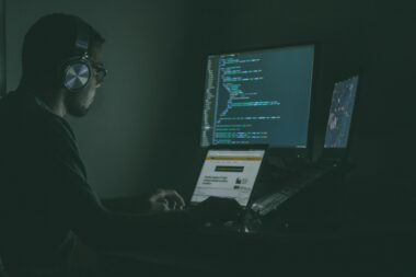 Ile zarabia się w cybersecurity? Ścieżka kariery od zera do specjalisty