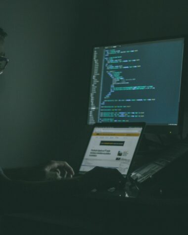 Ile zarabia się w cybersecurity? Ścieżka kariery od zera do specjalisty