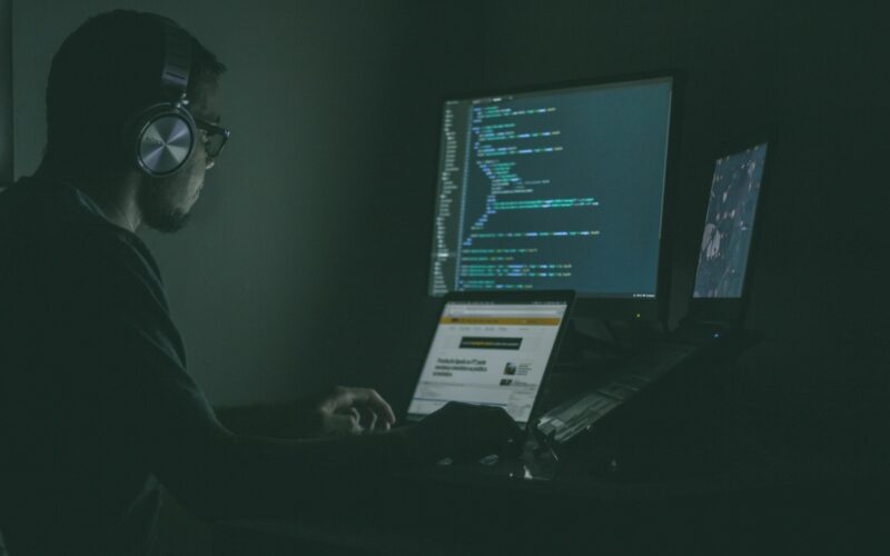Ile zarabia się w cybersecurity? Ścieżka kariery od zera do specjalisty