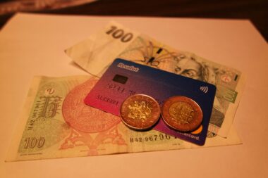 Płatności kartą za granicą — ukryte koszty i skuteczne sposoby na ich uniknięcie
