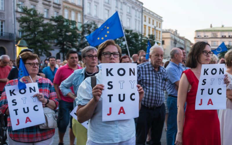Dlaczego zrównanie wieku emerytalnego kobiet i mężczyzn jest potrzebne? Debata ministra funduszy