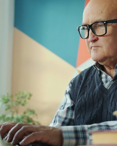 Praca na emeryturze — rekord aktywnych seniorów mimo chęci kończenia pracy w ustawowym terminie
