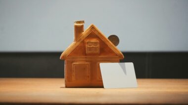 Sprzedaż mieszkań spadła o 22% w kwietniu — co dalej z cenami mieszkań w 2026 roku?