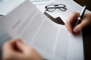 Tłumaczenia przysięgłe dla firm - kiedy Twój biznes będzie potrzebować eksperta?