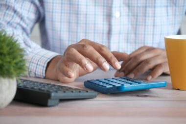 Jak system podatkowy zwiększa obciążenia podatkowe etatowców ze środka skali dochodowej