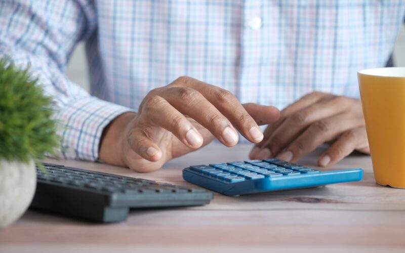 Jak system podatkowy zwiększa obciążenia podatkowe etatowców ze środka skali dochodowej