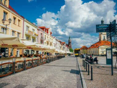 Czek turystyczny 2026 — dopłata 300-600 zł do urlopu. Kto może skorzystać i jak złożyć wniosek?