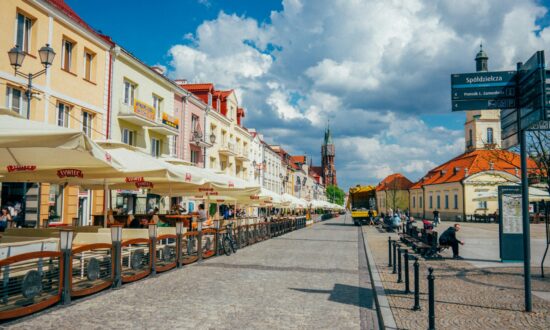 Czek turystyczny 2026 — dopłata 300-600 zł do urlopu. Kto może skorzystać i jak złożyć wniosek?