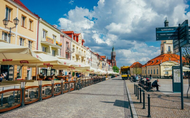 Czek turystyczny 2026 — dopłata 300-600 zł do urlopu. Kto może skorzystać i jak złożyć wniosek?