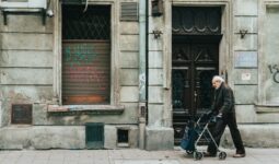 Komornicy ściągnęli więcej od emerytów niż od pracujących — bez precedensu w egzekucjach