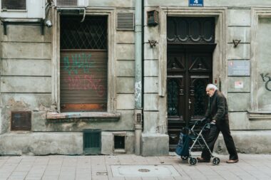 Komornicy ściągnęli więcej od emerytów niż od pracujących — bez precedensu w egzekucjach