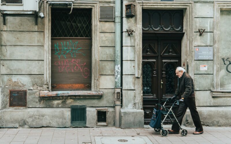 Komornicy ściągnęli więcej od emerytów niż od pracujących — bez precedensu w egzekucjach