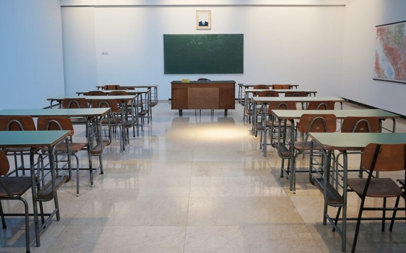 17 tys. wakatów w szkołach przed rokiem szkolnym — brakuje matematyków, polonistów i psychologów