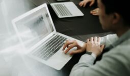 B2B czy etat w IT? PIP wydał pierwszą interpretację — co to oznacza dla programistów