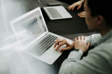 B2B czy etat w IT? PIP wydał pierwszą interpretację — co to oznacza dla programistów