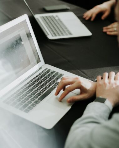 B2B czy etat w IT? PIP wydał pierwszą interpretację — co to oznacza dla programistów