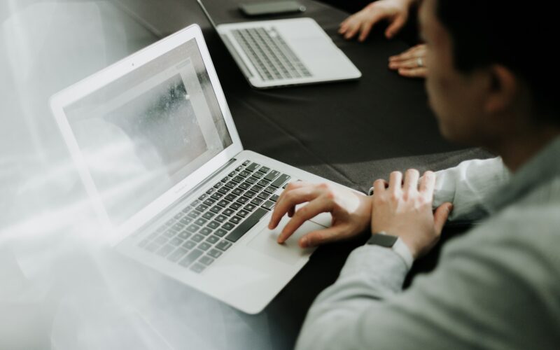 B2B czy etat w IT? PIP wydał pierwszą interpretację — co to oznacza dla programistów