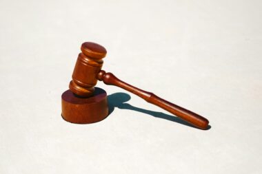 Bank naliczał odsetki od prowizji — sąd i TSUE interweniują, ale bank zapłacił, żeby uniknąć wyroku