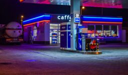 Benzyna podrożała o ponad złotówkę po przywróceniu 23% VAT na paliwa