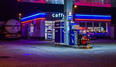 Benzyna podrożała o ponad złotówkę po przywróceniu 23% VAT na paliwa