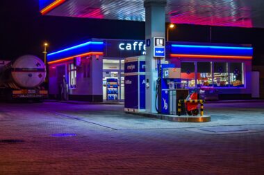 Benzyna podrożała o ponad złotówkę po przywróceniu 23% VAT na paliwa