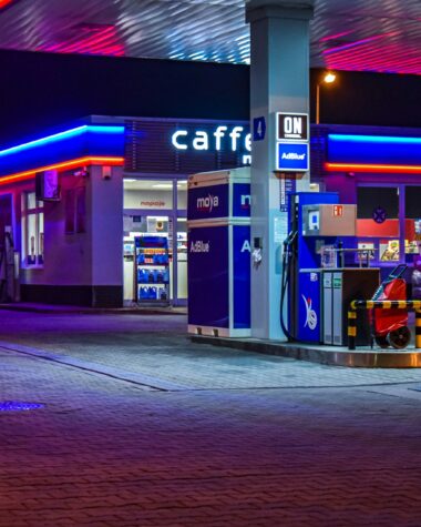 Benzyna podrożała o ponad złotówkę po przywróceniu 23% VAT na paliwa