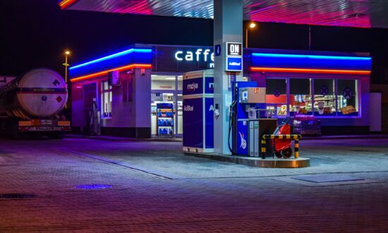 Benzyna podrożała o ponad złotówkę po przywróceniu 23% VAT na paliwa