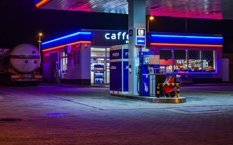 Benzyna podrożała o ponad złotówkę po przywróceniu 23% VAT na paliwa