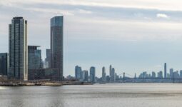 Ceny mieszkań praktycznie stoją — indeks wzrósł o 0,07 pkt, wyjątkiem Warszawa